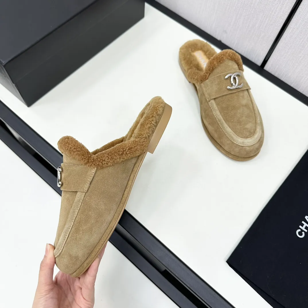 👟👟Ex-factory price 600👟👟Chanel 24K new furry loafers and Teddy furry shoes for autumn and winter. Very comfortable. Maillard brown is still very suitable for autumn and winter~ Suede upper, fur lining integrated, leather outsole Size: 35-39, other sizes are customized